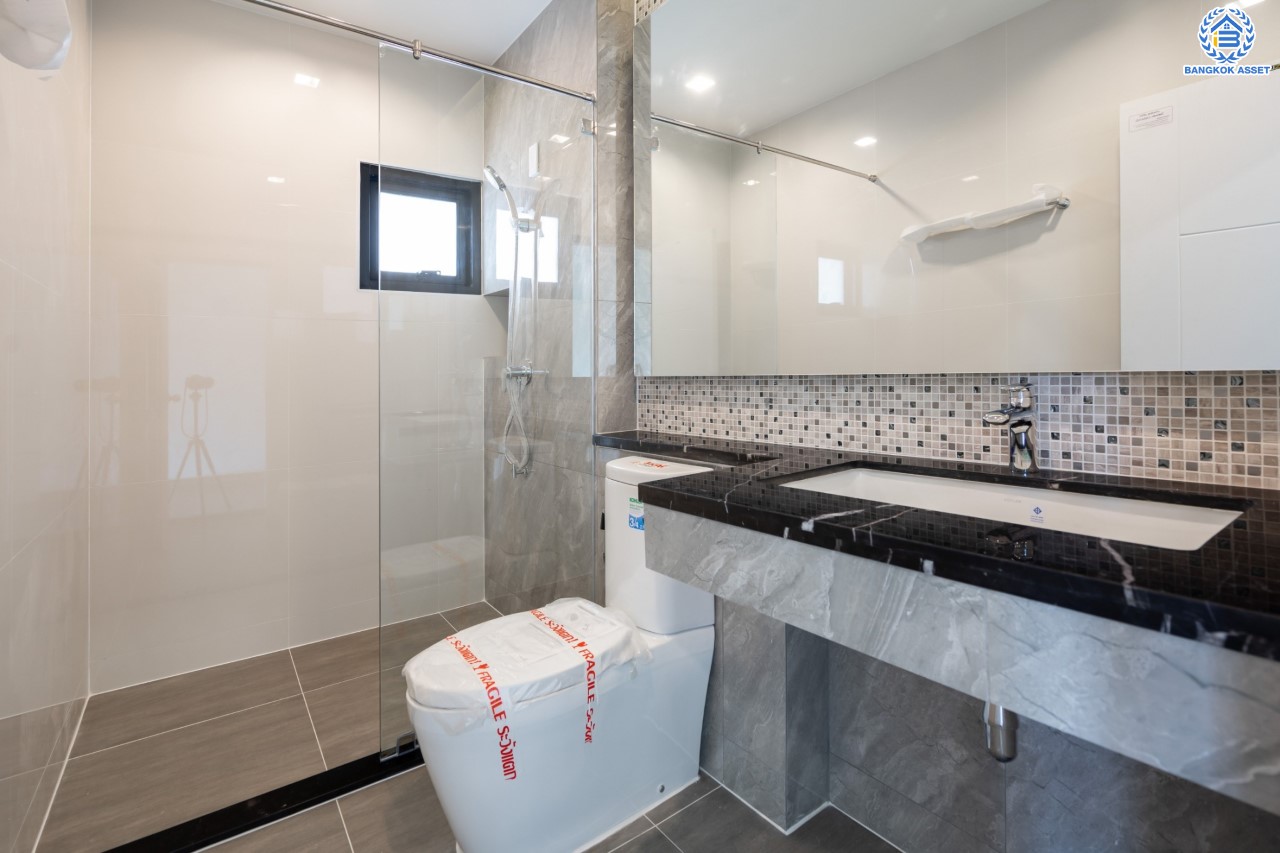 คฤหาสน์หลังใหญ่ตกแต่งใหม่ ม.บ้านสวนดอกไม้ ปิ่นเกล้า ดีไซน์สุด Luxury เนื้อที่ 154.5 ตร.ว. บนพื้นที่ใช้สอยถึง 435 ตร.ม. ฟังก์ชันจัดเต็ม 5 ห้องนอน 6 ห้องน้ำ 1 ห้องแม่บ้าน 2 ห้องอเนกประสงค์ (มีเรือนรับรองด้านข้าง พร้อมห้องน้ำในตัว) จอดรถได้ถึง 4 คัน บนทำเลเชื่อมต่อเมืองอย่างรวดเร็ว ใกล้ทางคู่ขนานลอยฟ้าบรมราชชนนี ทางด่วน "กาญจนาภิเษก" ม.มหิดล และเซ็นทรัลปิ่นเกล้า